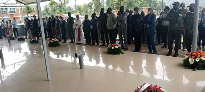 Bunamiye imibiri iruhukiye mu rwibutso rwa Jenoside yakorewe Abatutsi rwa Busogo