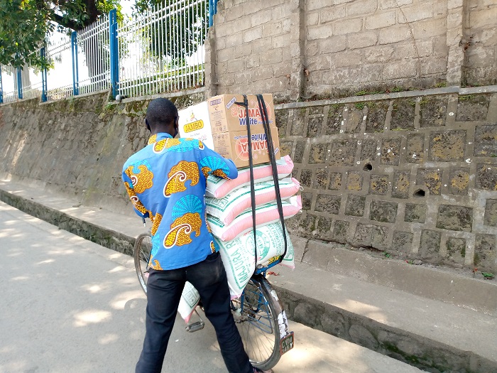N'ubwo bari barahawe amahirwe yo gutwara imizigo, ngo ntibyabinjirizaga agafaranga nk'ako binjiza igihe batwaye abagenzi