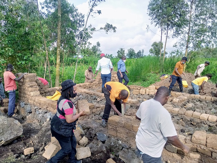 Abakozi b'Akarere ka Musanze bishatsemo ubushobozi buri gukoreshwa mu kubakira umuturage utishoboye