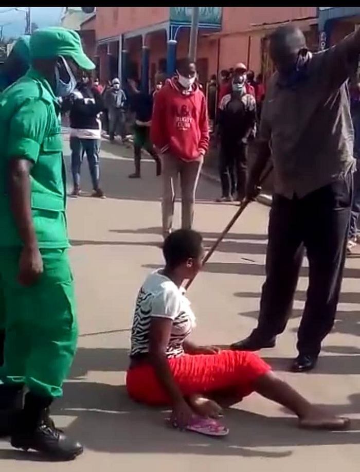 Iyi foto yakuwe mu mashusho yakwirakwiriye ku mbuga nkoranyambaga agaragaza abo bayobozi bakubita abo baturage