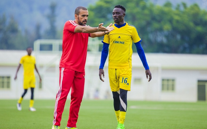 Umutoza wa Musanze FC (wambaye imyenda itukura) ngo bamuhaye umushahara w