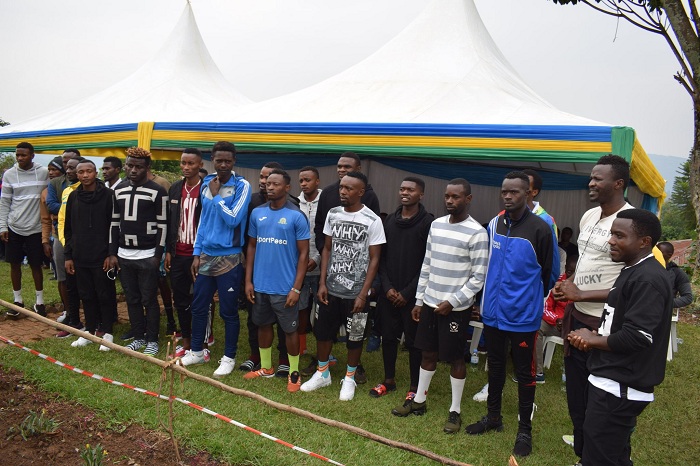 Abakinnyi ba Musanze FC ubwo bari ku Mulindi bumva inama bagirwa n'ubuyobozi