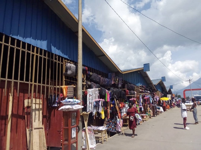 Mu isoko riri muri Gare ya Musanze na ho abacuruzi baranguye ibicuruzwa byinshi ariko abakiriya ngo ntibaza neza