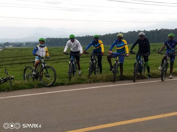 Mu nzira bagendaga bahagarara bareba ibyiza nyaburanga bitatse u Rwanda