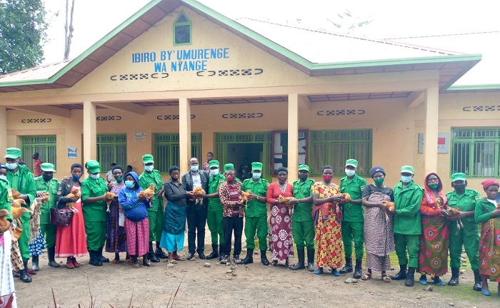 Igikorwa cyo koroza ababyeyi batwite inkoko zitera amagi no kububakira uturima tw'igikoni bagitangiriye mu Mirenge itatu yo mu Karere ka Musanze
