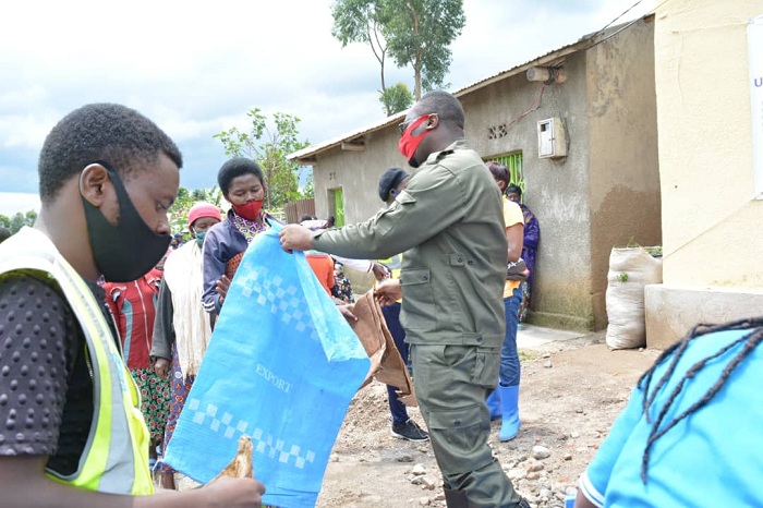 Abaturage bahawe imifuka igenewe imyanda