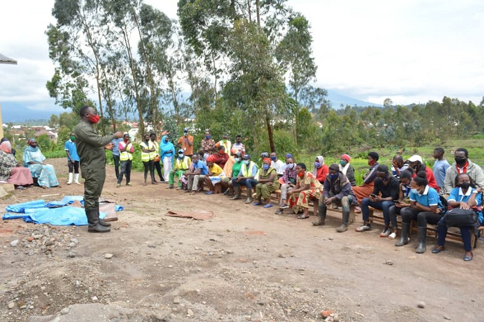 Nyuma y'umuganda abaturage babwiwe uko bagomba kubungabunga uwo mugezi