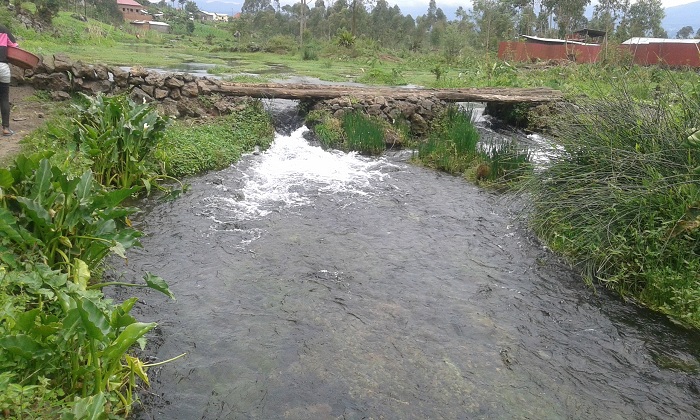 Nyuma y'uko amazi agenda akama, abaturage bashyizeho inzira y'abanyamaguru