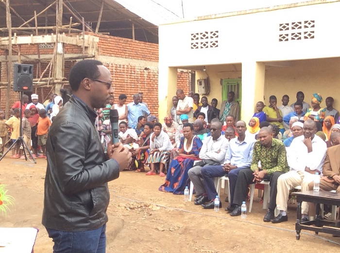 Umuyobozi w'Akarere ka Musanze wungirije ushinzwe ubukungu ni umwe mu bagejeje ku baturage ikiganiro cyijyanye no kwizihiza umunsi w'Intwari