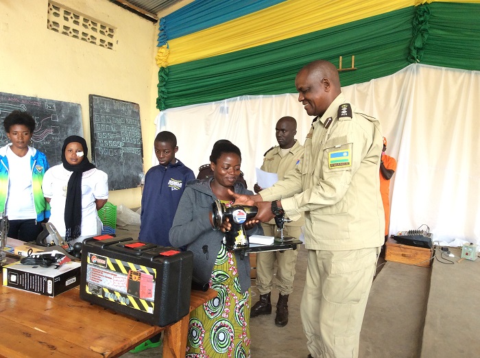 Akanyamuneza kari kose kuri Akimanizanye Florence wahawe imashini igiye kumufasha kwiteza imbere 