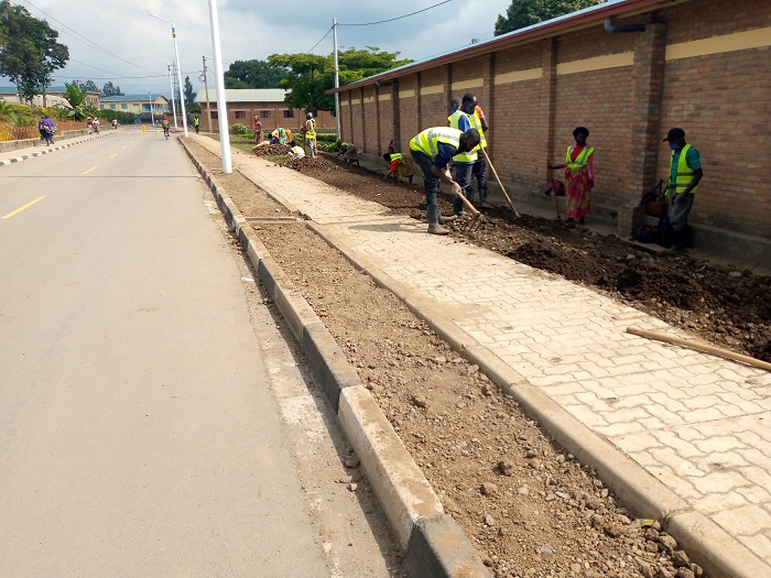 Gutunganya inkengero z'imihanda yo mu mujyi wa Musanze haterwa ubusitani biri mu rwego rwo kuwurimbisha