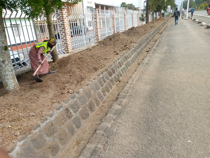 Bari kuhatunganya muri ubu buryo bakabona kuhatera indabo n'ibiti bizatuma hagaragara neza kurushaho