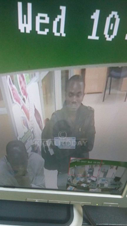 Nyirangirinshuti Claudine avuga uwo muntu ugaragara kuri iyo foto yagaragajwe n'ibyuma bifata amashusho muri banki, akeka ko ariwe wamutuburiye 