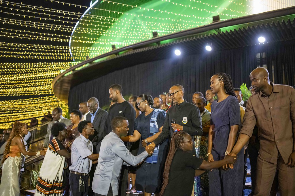 Musengamana (wambaye umupira w'umukara) ni umwe mu bahanzi bashimiwe na Perezida Paul Kagame nyuma y'amatora