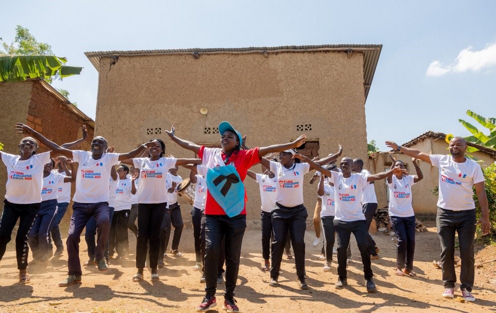 Musengamana n'ababyinnyi bafatanyije indirimbo ‘Azabatsinda Kagame' barabyinira imbere y'inzu yari asanzwe abanamo n'umuryango we