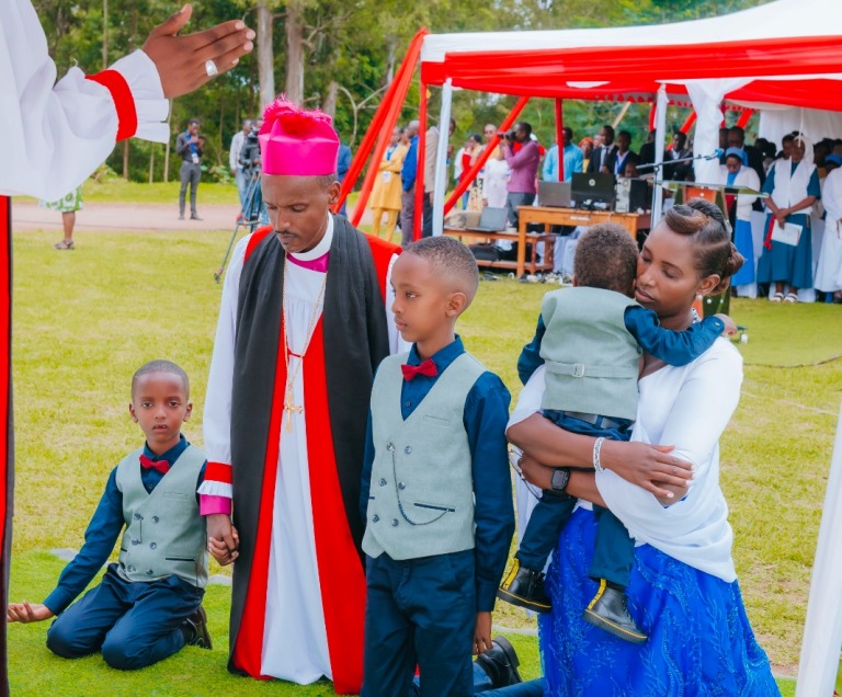 Musenyeri Christophe Nshimiyimana hamwe n'umuryango we baramburiweho ibiganza, barasengerwa