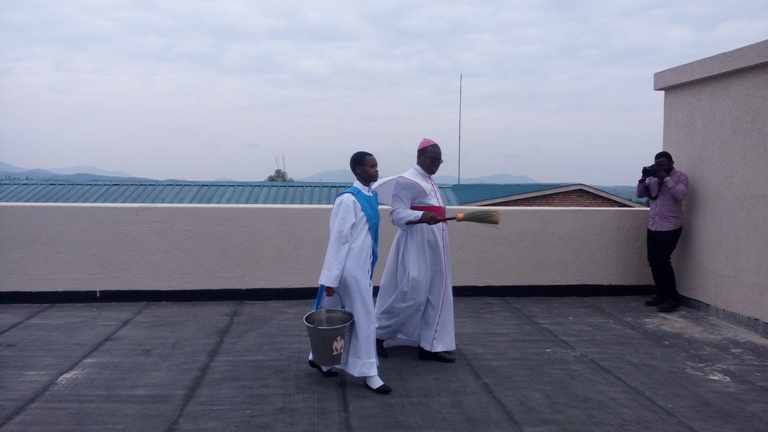 Musenyeri Célestin yahaye umugisha inzu yose ndetse n'igice cyo hejuru cyayo