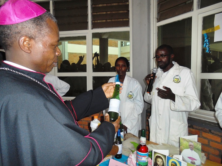 Musenyeri Harolimana areba bimwe mu byo abanyeshuri bakora.