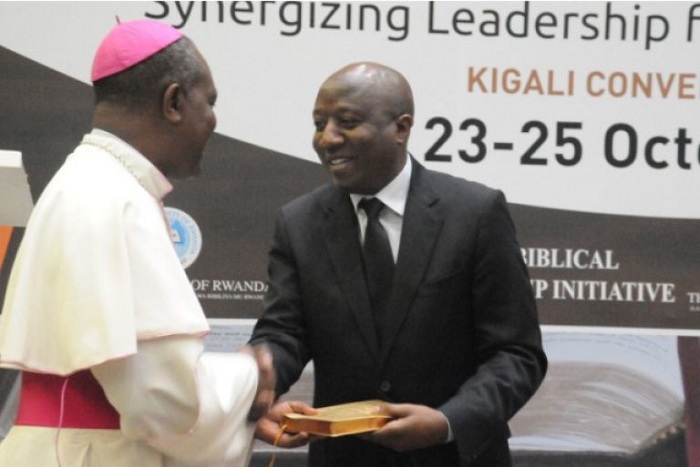 Musenyeri Antoine Kambanda aha Bibiliya ntagatifu Minisitiri w'Intebe, Dr Edouard Ngirente