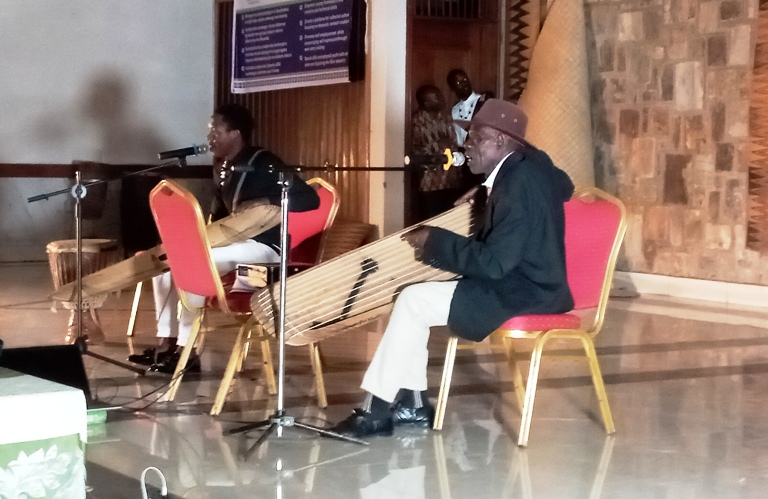 Umusaza Mushabizi hamwe n'umuhungu we basusurukije abitabiriye igitaramo