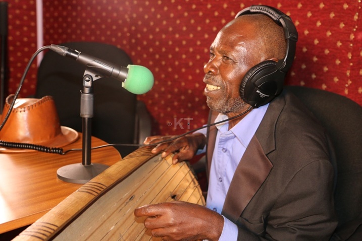 Umusaza Mushabizi amaze imyaka isaga 60 acuranga inanga. Yayitangiye akiri umwana muto.