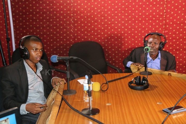 Umusaza Mushabizi w'imyaka 67 (iburyo) yacuranze inanga ari kumwe n'umuhungu we w'imyaka 24, Habimana Emmanuel (ibumoso).