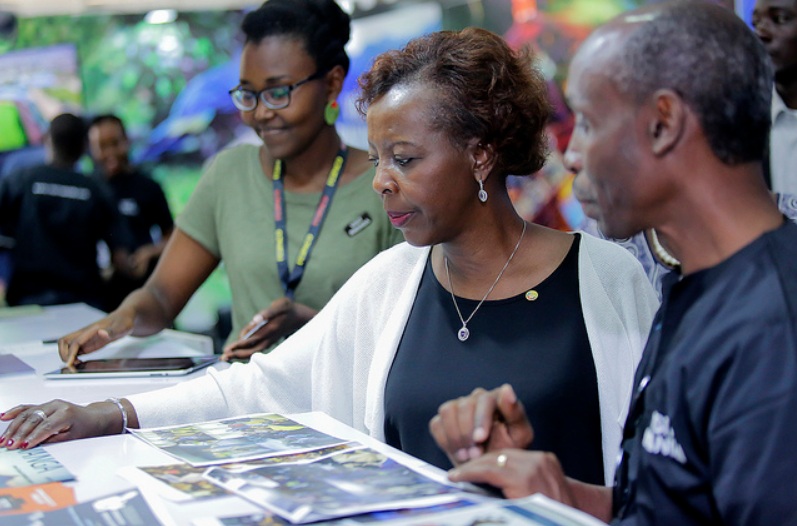 Umunyamabanga mukuru wa OIF ari kumwe na Mazimpaka Kennedy umukinnyi akaba n