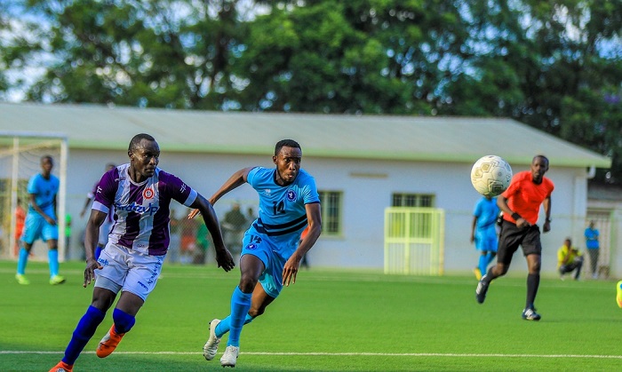 Mushimiyimana Regis wambaye inkweto zitukura ni we mukinnyi urambye muri Sunrise FC