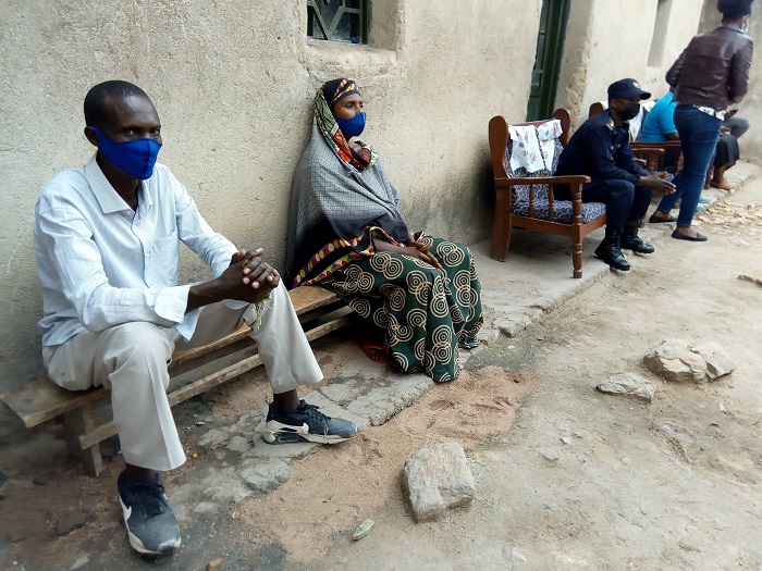 Musonera (wambaye imyenda y'umweru) avuga ko uburwayi bwatumaga atabasha gukorera urugo ngo yiteze imbere