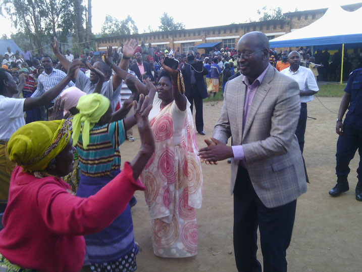 Minisitiri Musoni yishimana n