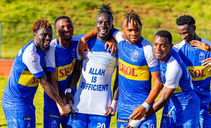 Abakinnyi ba Rayon Sports bafashije Musa Essenu kwishimira igitego
