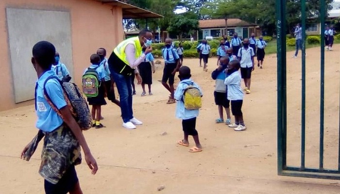 Aha Meya Mutabazi aributsa abana kwambara neza udupfukamunwa