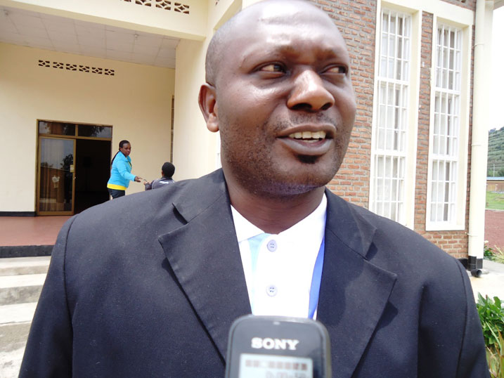 Mutabazi Phenias uhagarariye umushinga wo kurwanya igicuri muri Hendicap International.