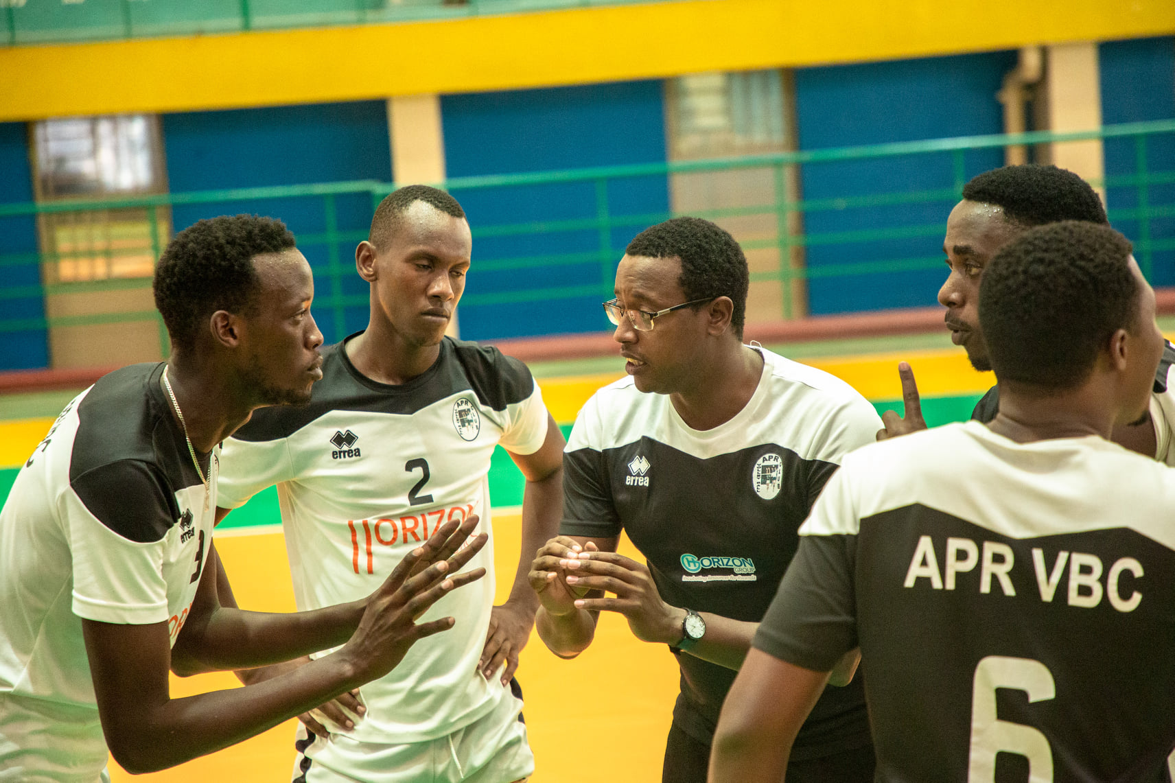 Mutabazi Elie (wambaye indorerwamo) yari umutoza wa APR VC kuva muri 2016 ubwo yatangiraga yungiriza