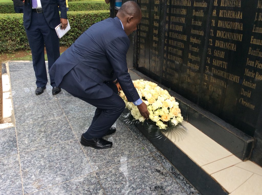  Dr Eugene Mutimura ashyira Indabo ku Rwibutso rwa jenoside rwa MINEDUC, avuga ko bazakora ibishoboka kugira ngo barwanye Jenoside 