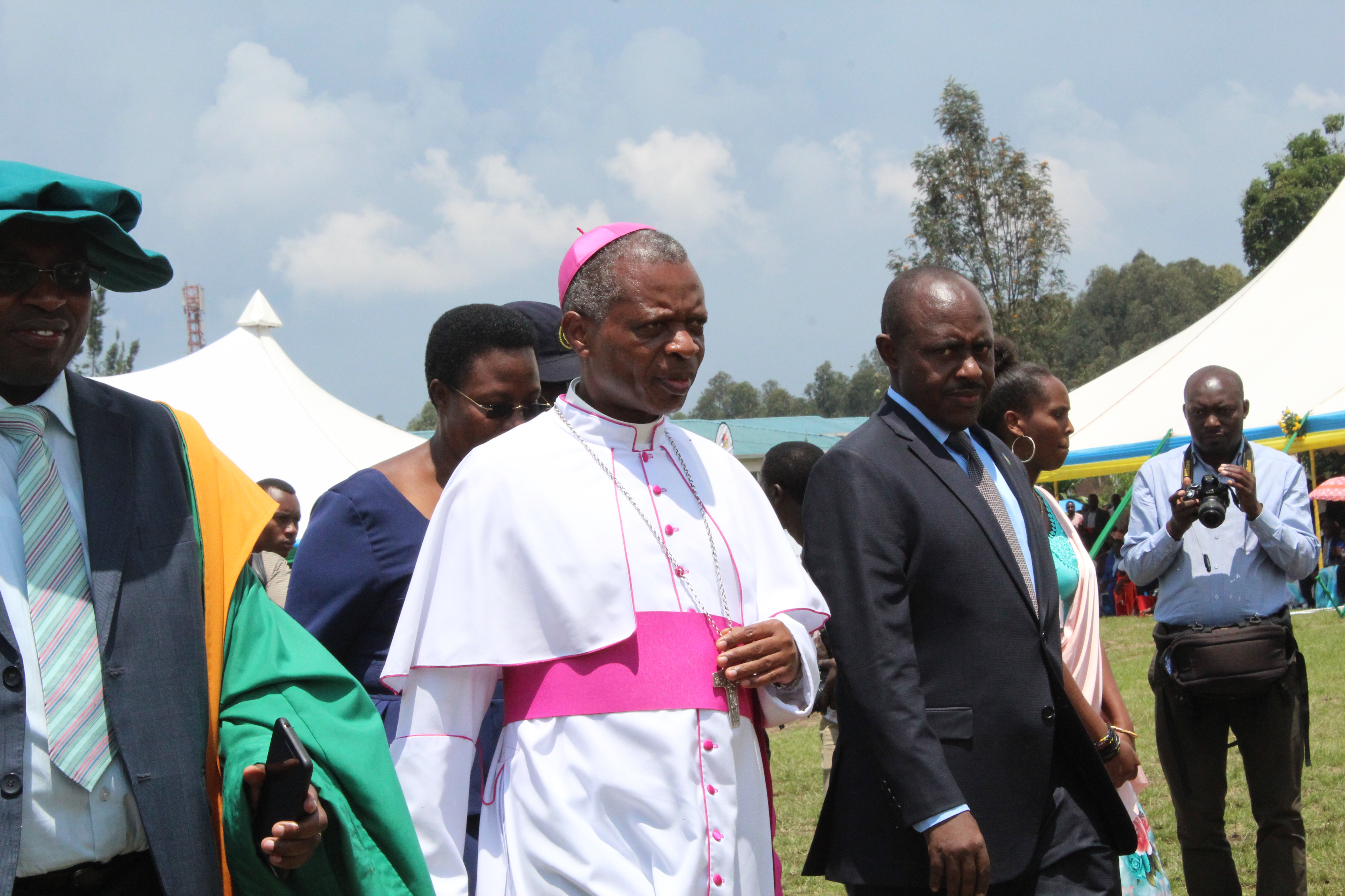 Minisitiri Mutimura ari mu bitabiriye umuhango wo gutanga impamyabumenyi muri INES-Ruhengeri