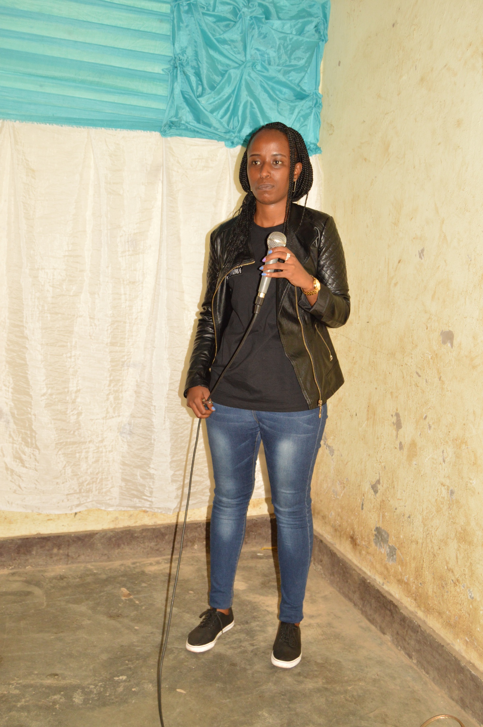 Mutoni Aliane wahurije hamwe abo bana abashyira mu muryango Uri Nyampinga,avuga ko abafitiye icyizere cyo kwiga bakagera ku ntego bahoranye