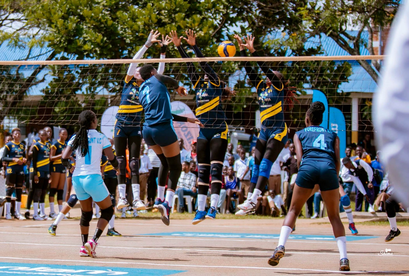 Mutoni Bertille wa Forefront ashaka aho kunyuza umupira 