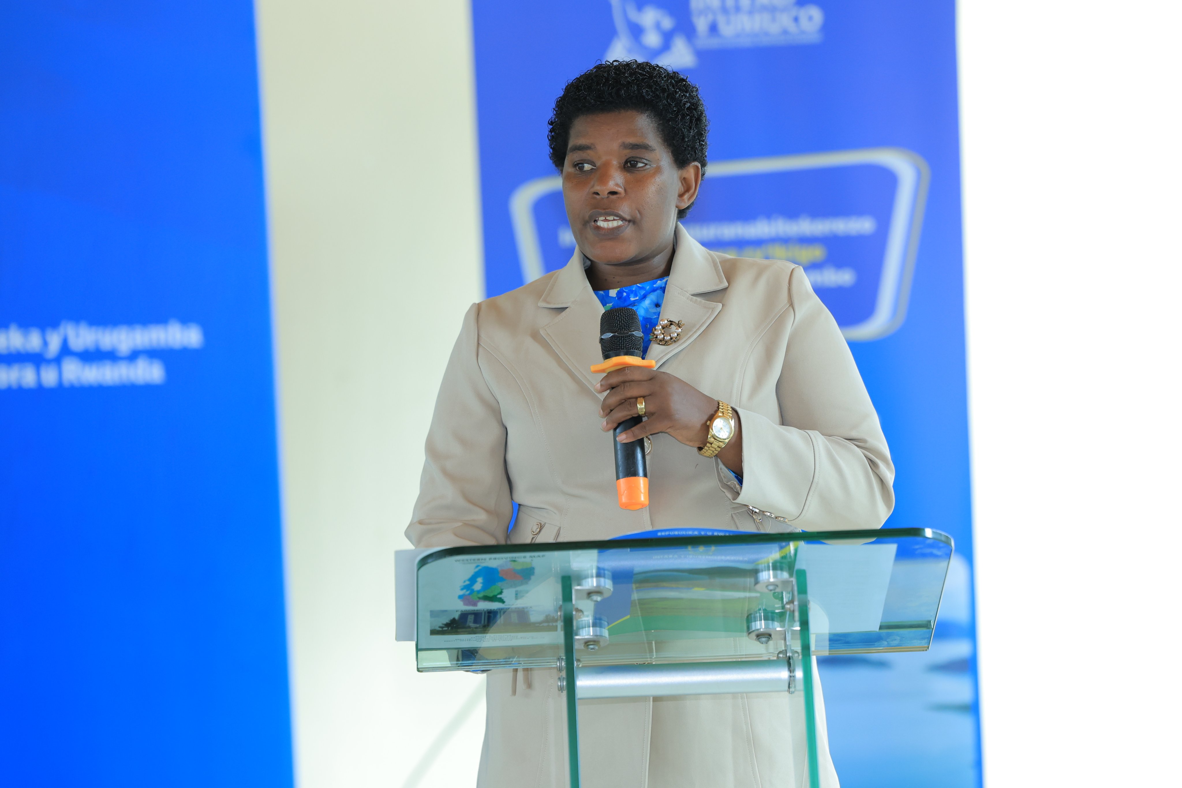 Umunyamabanga Nshingwabikorwa w'Intara y'Iburengerazuba Florace Uwambajemariya