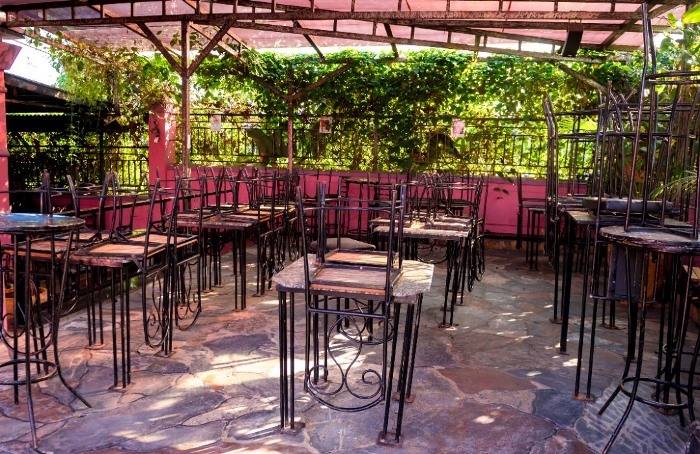 Mu tubari intebe ziragerekeranye bategereje gufungura