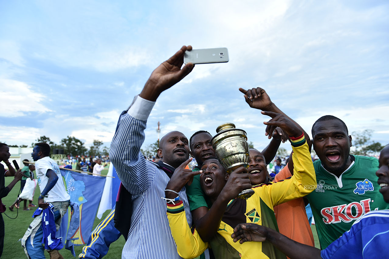 Ubwo yishimiraga igikombe cya Shampiona cy'umwaka ushize