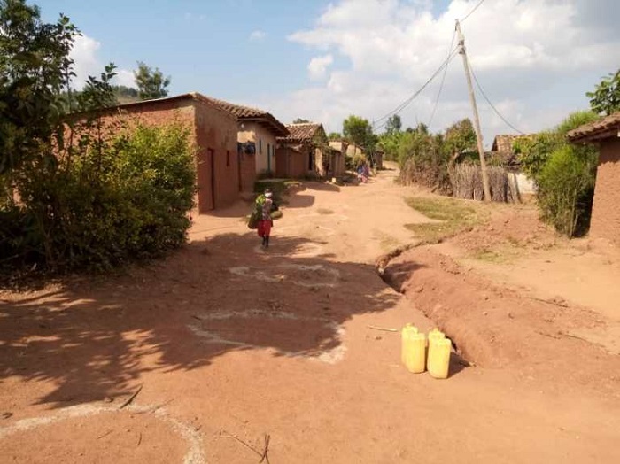 Mu kwirinda Coronavius, abaje kuvoma kwa Muzamuzi basabwa guhana intera