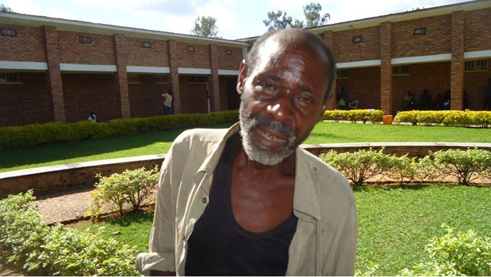 Umusaza Kamuhangire ngo ajya gushaka inkwi akazigurisha kugira ngo abone uko abaho n'umurwayi we.