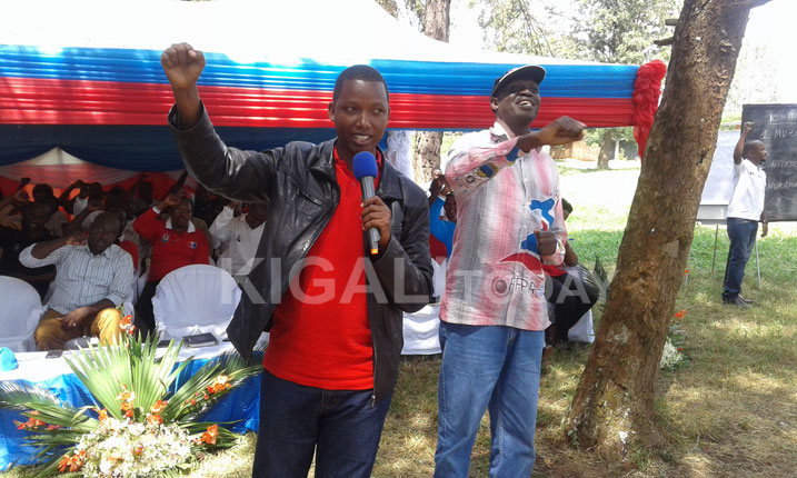 Muzungu Gerald (ufite micro( na Hitayezu Jean Baptiste bari biyamamarije ku mwanya w'Umuyobozi wa FPR mu Karere ka Kirehe hatorwa Muzungu.