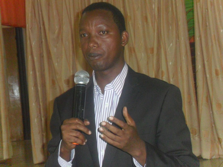 Muzungu ngo asanze inzu igeze ku gisenge nawe agiye gusakara.