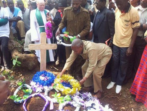 Umunyamakuru Mwangosi ashyingurwa.