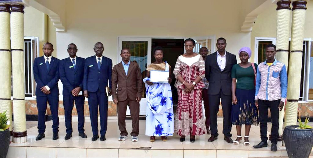 Mwaka Marthe, abahagarariye inzego z'ubuyobozi, umugabo we (wambaye ikoti ry'umukara) n'abandi bari baje kumushyigikira