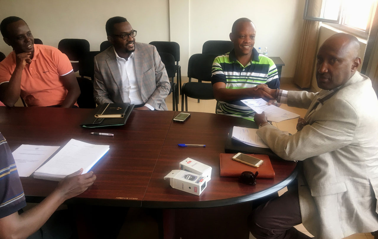 Mwanafunzi Albert ubwo yashyikirizaga kandidatire ye kuri komisiyo ishinzwe gutegura amatora muri FERWAFA