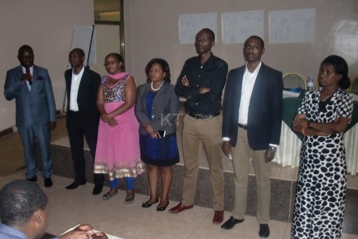 Bamwe mu bagize komite nshya batowe.