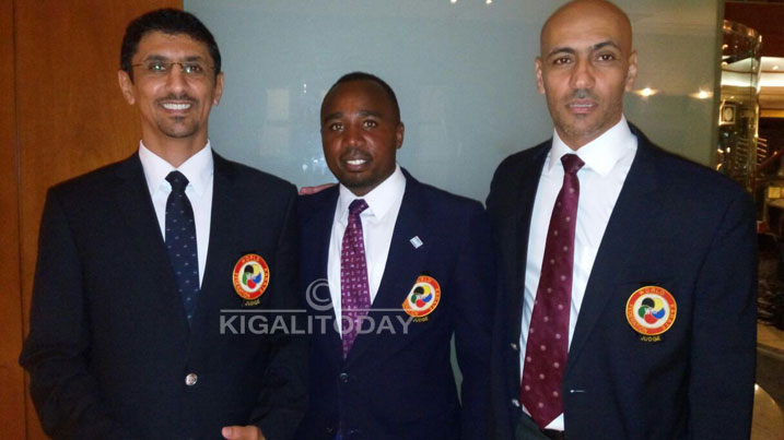 Mwizerwa Dieudonnee uri hagati nyuma yo gutsinda Ikizami kimwemerera kuba umusifuzi wo ku rwego rw